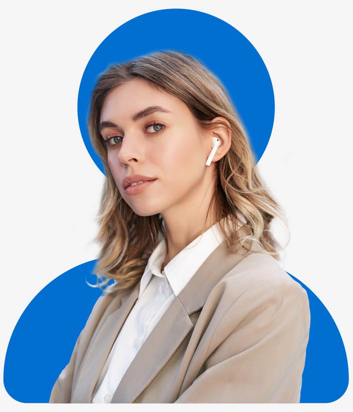 Junge Frau mit In-Ear-Kopfhörern. Sie symbolisiert den awisto Kundensupport.